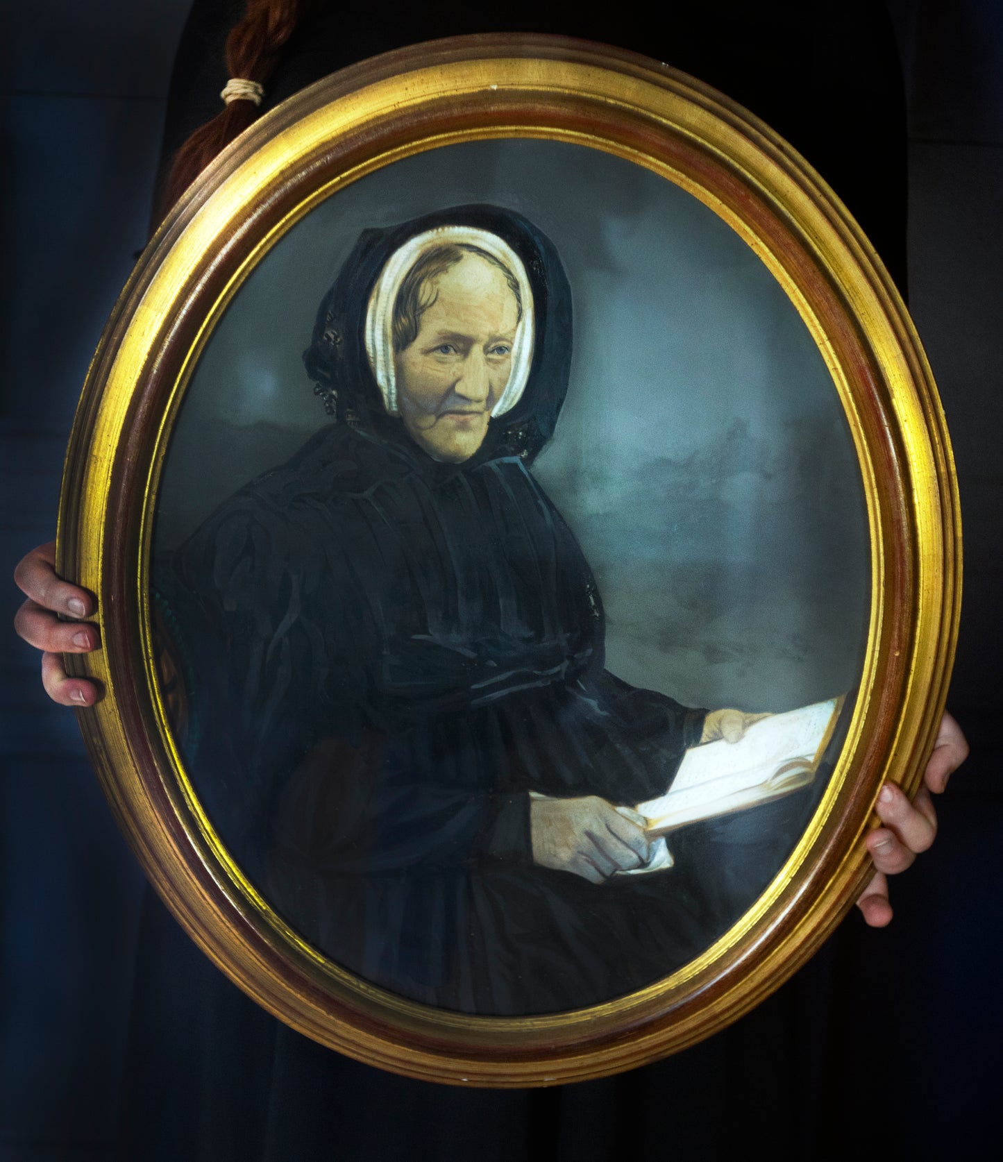 SCOTTISH SCHOOL (19TH CENTURY) PORTRAIT OF AN ELDERLY LADY IN ON OVAL FRAME