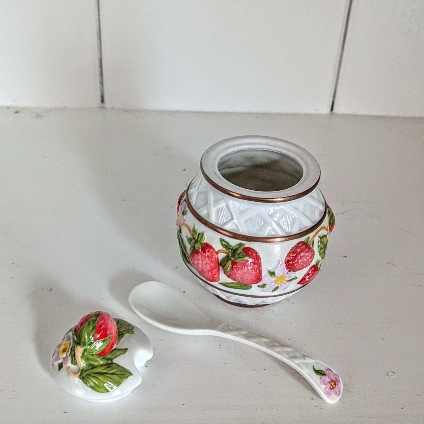 Strawberry  The Franklin Mint Le Cordon Bleu Porcelain Jelly Jam strawberry Preserves Decorative Jar 1988 with Spoon